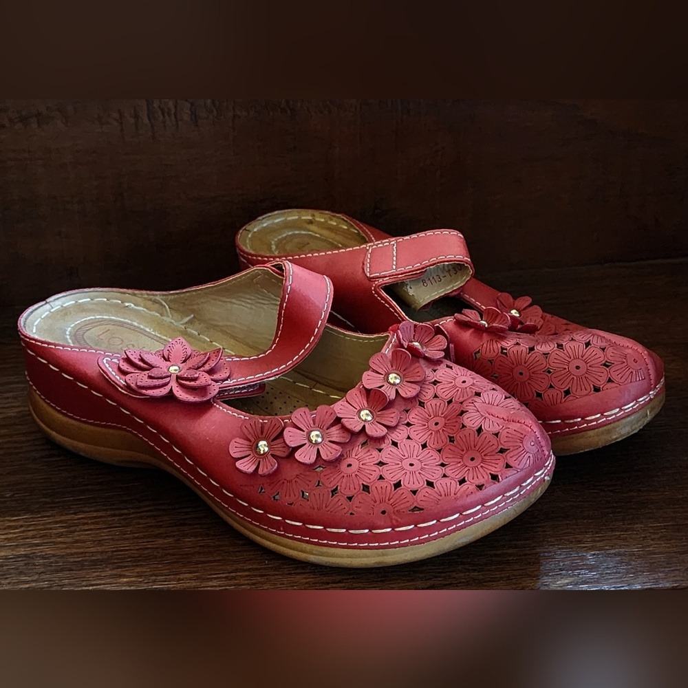 Women's Shoes Size 7.5 Red